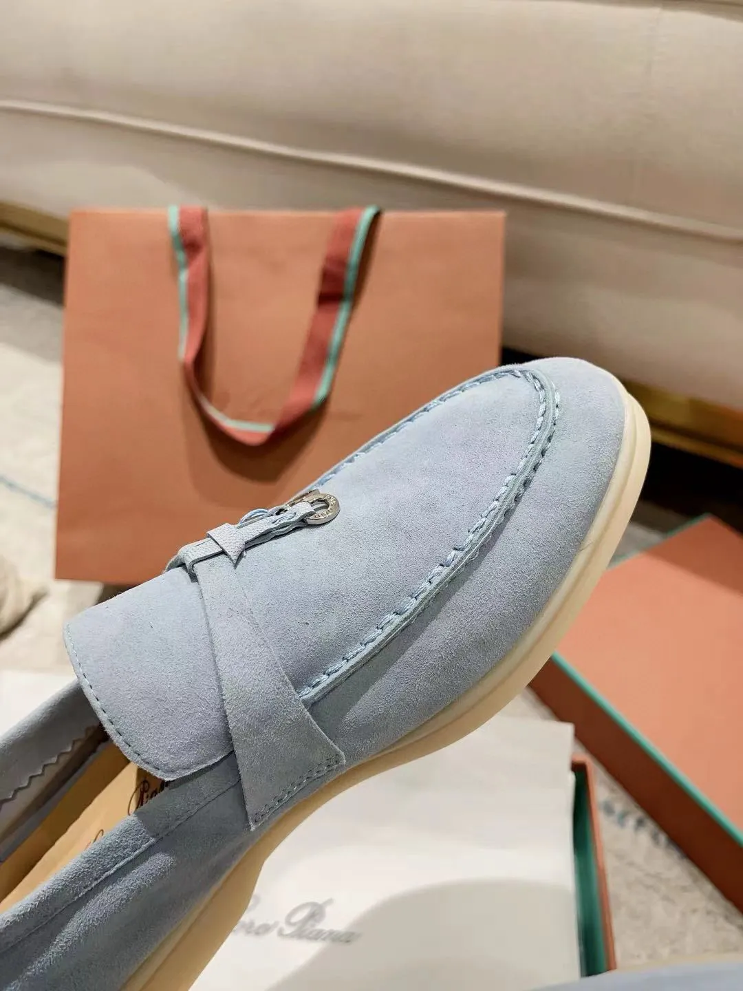 Factory price: 520💰4050 new color. Original purchase, 1⃣️: 1⃣️ folded and developed, Loro Piana professional model to try on feet, quality purchase level, flash sale of common products on the market, welcome to compare, original packaging. Fabric: Imported from Italy🐑High mercerized shearling, Lining: Hand-sewn mark thread in water-dyed cowhide imported from Italy🧵, high-end and elegant. Comfortable on the feet. Size: Women's 35-42 (41, 42) customized, non-returnable, men's 38-45 (46, 47, 48) customized, non-refundable. Fashionable boutiques that you can’t miss, a must-have item